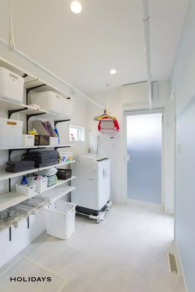 アイランドキッチンが中心になったモノトーンハウス