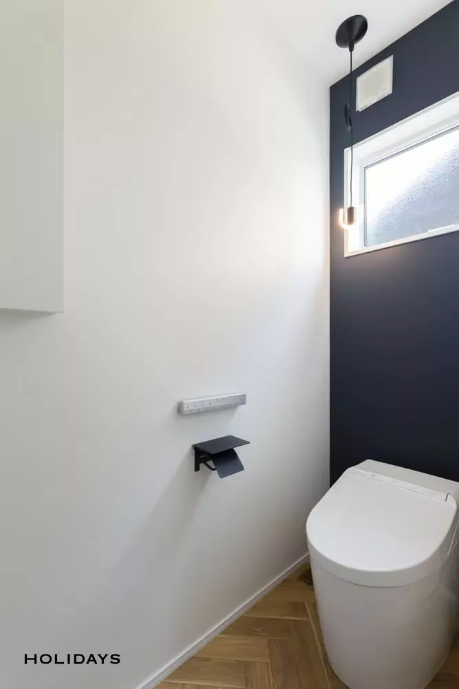 アイランドキッチンが中心になったモノトーンハウス