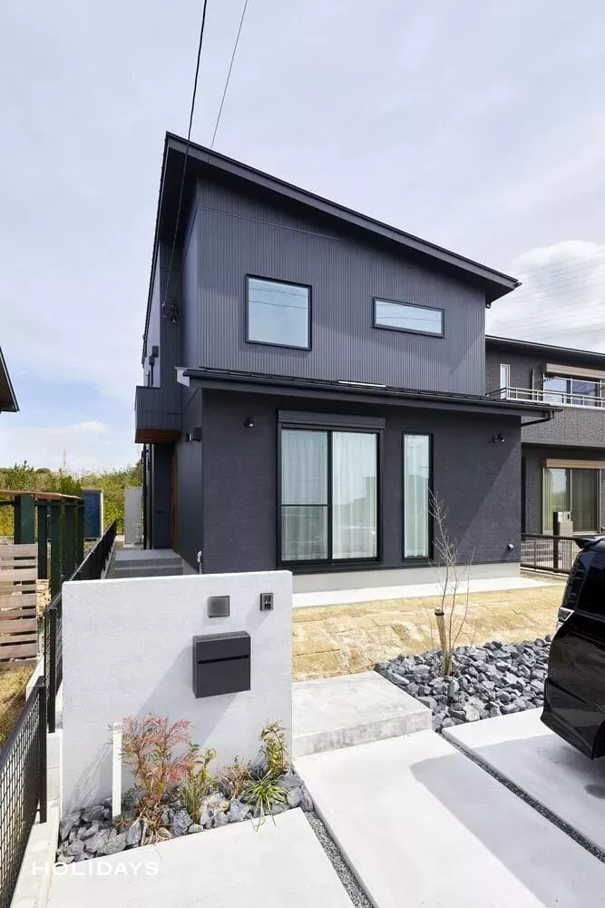 アイランドキッチンが中心になったモノトーンハウス