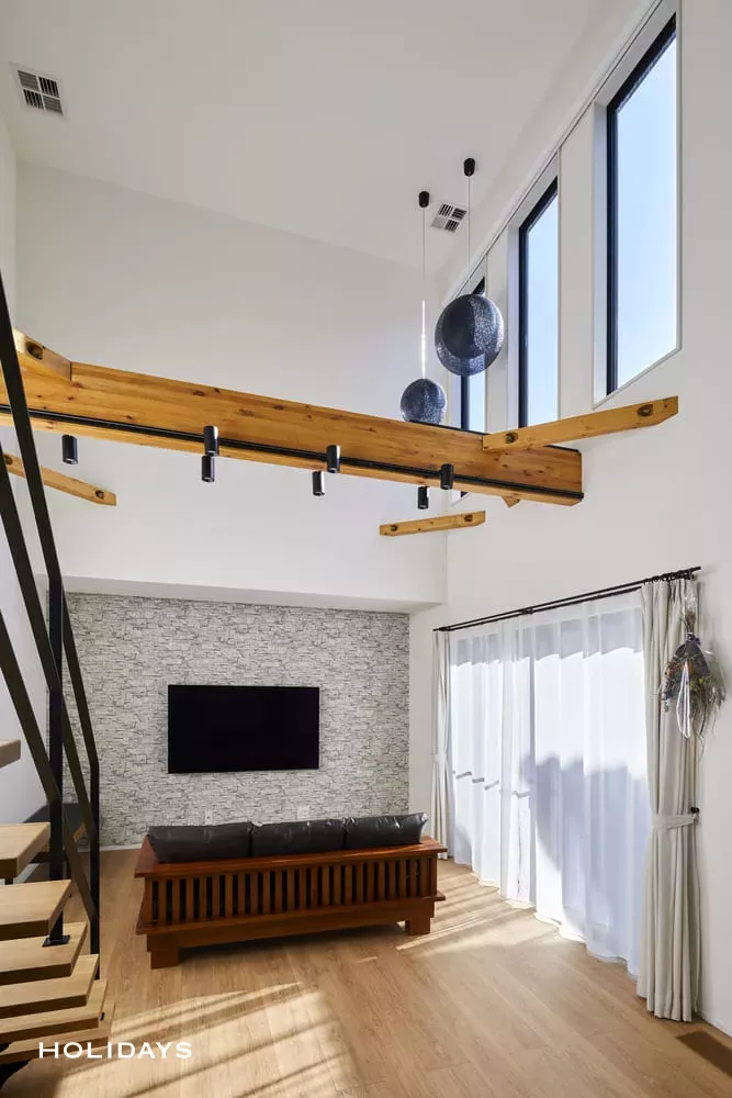 家族が集まる大きな吹き抜けリビングがある家