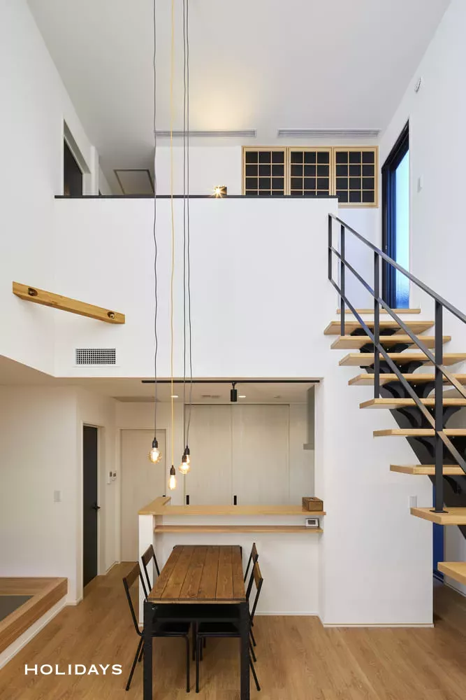 家族が集まる大きな吹き抜けリビングがある家