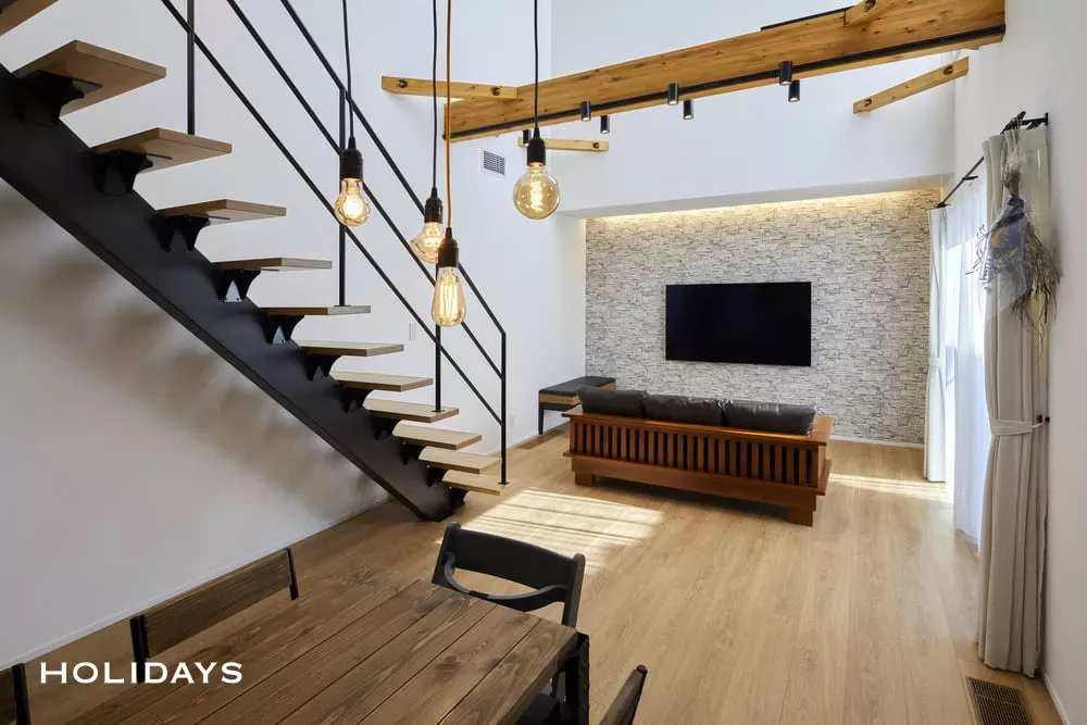 家族が集まる大きな吹き抜けリビングがある家