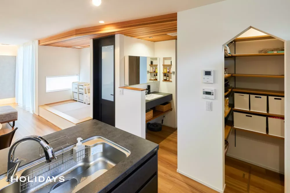 木目×グレーを基調とした高級感のあるナチュラルテイストハウス