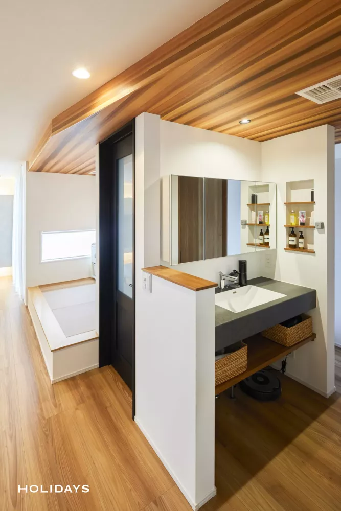 木目×グレーを基調とした高級感のあるナチュラルテイストハウス