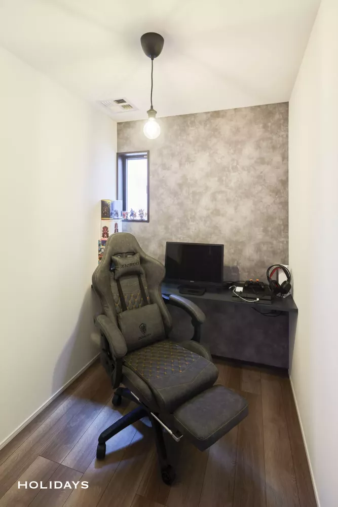 木目×グレーを基調とした高級感のあるナチュラルテイストハウス