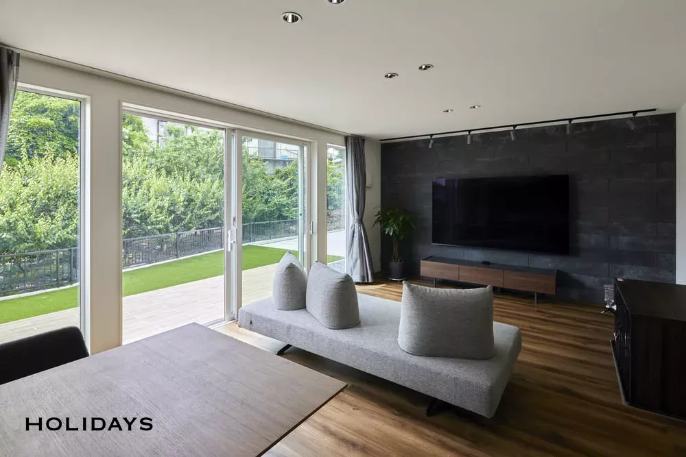 広いお庭と繋がるシンプルモダンな家