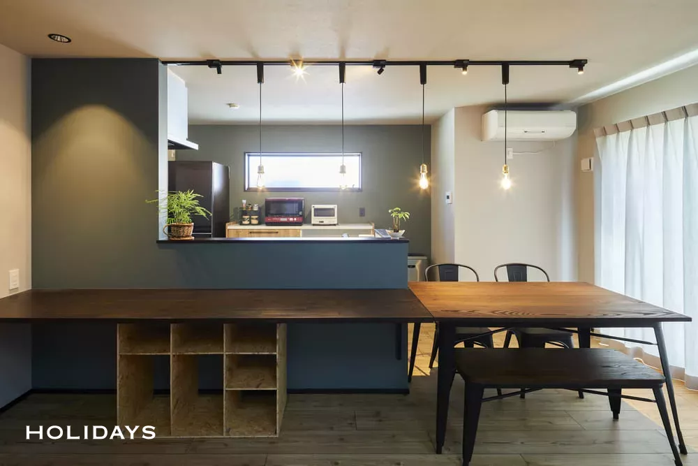 吹き抜けと大開口窓から自然が愉しめるスモーキーカラーの家