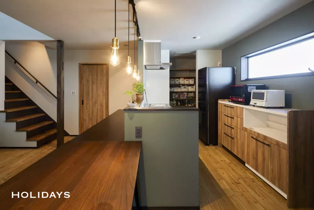 吹き抜けと大開口窓から自然が愉しめるスモーキーカラーの家