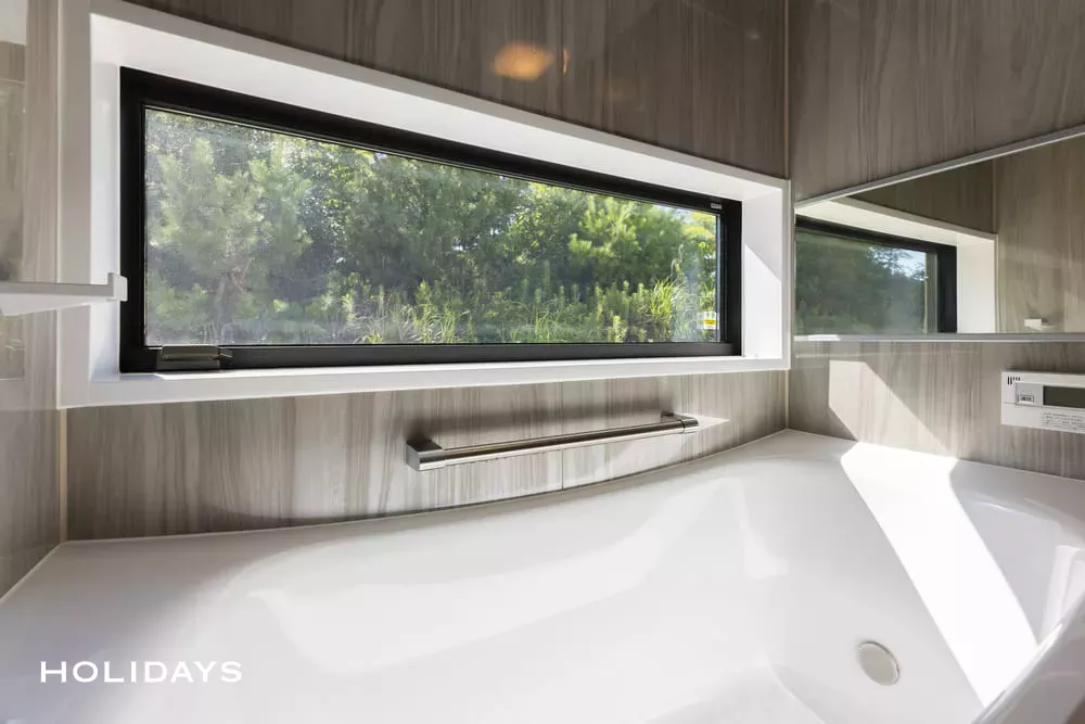 吹き抜けと大開口窓から自然が愉しめるスモーキーカラーの家