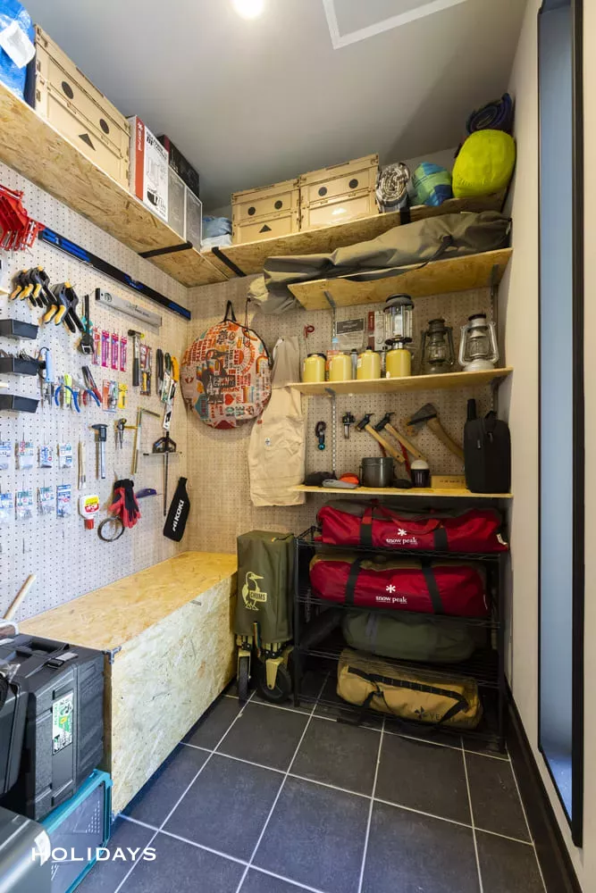 吹き抜けと大開口窓から自然が愉しめるスモーキーカラーの家