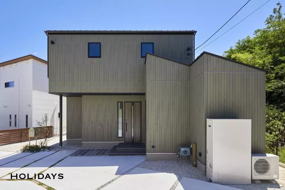 吹き抜けと大開口窓から自然が愉しめるスモーキーカラーの家