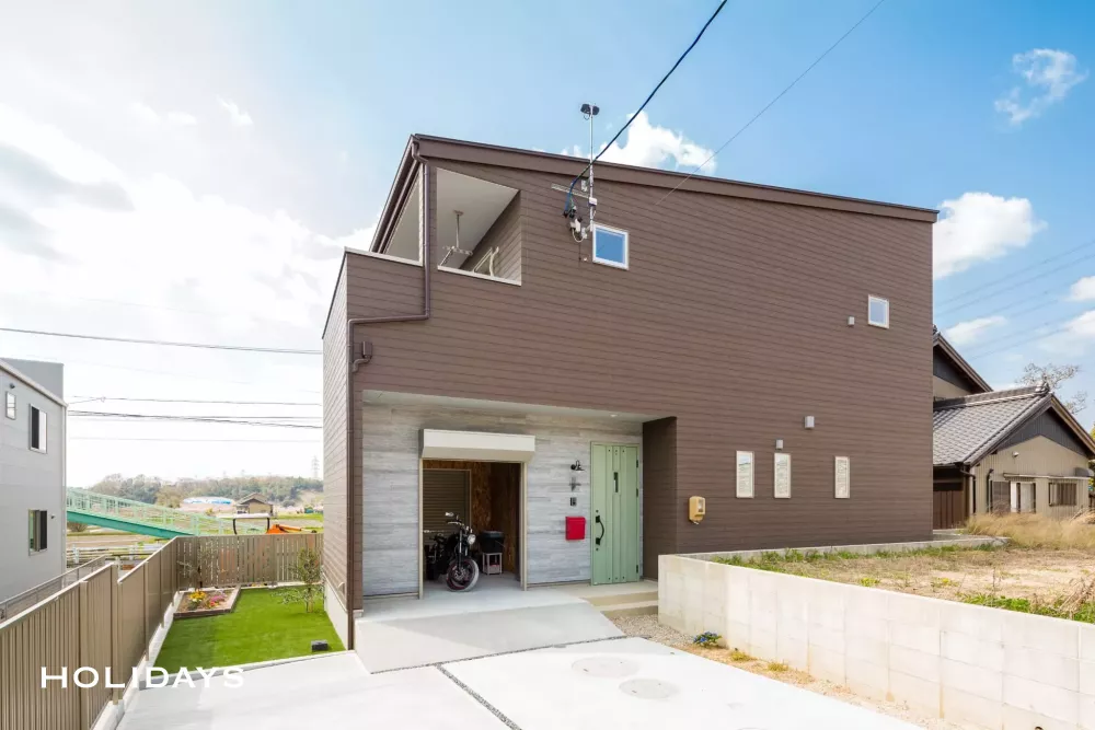 バイクガレージのある趣味を詰め込んだ家