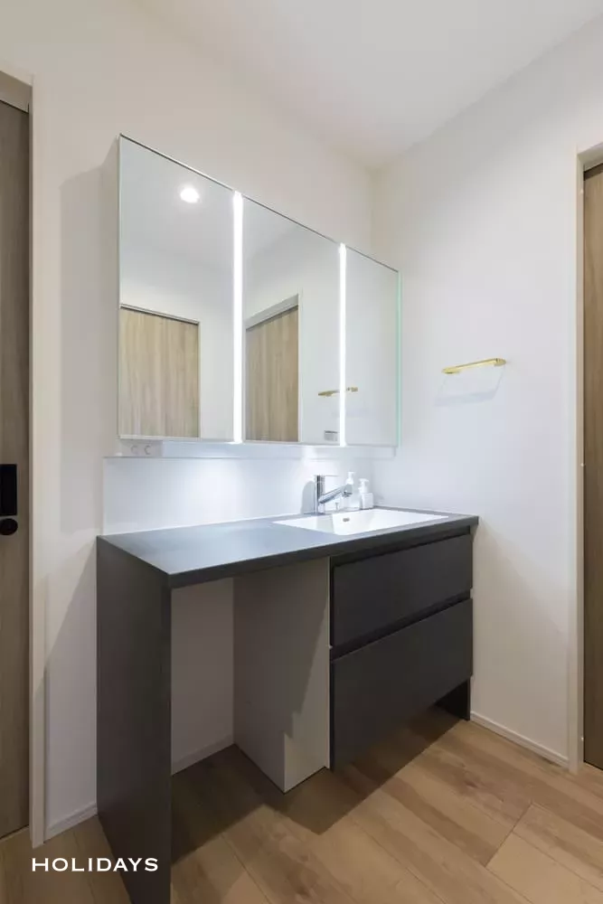 吹き抜けを採用したシンプルモダンハウス