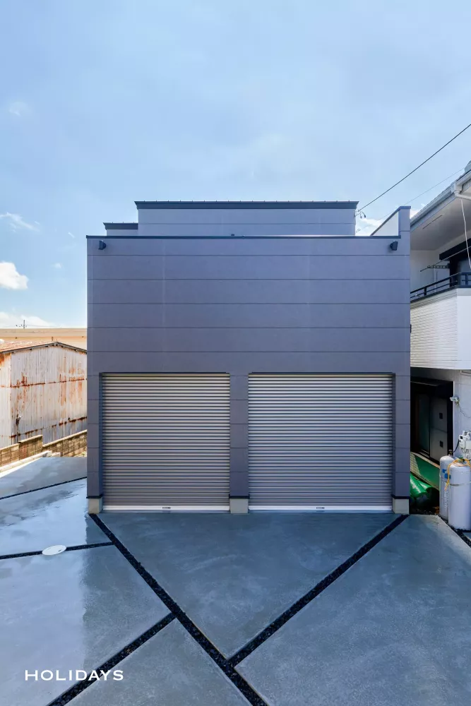 倉庫で趣味を愉しむモノトーンハウス/全館空調搭載