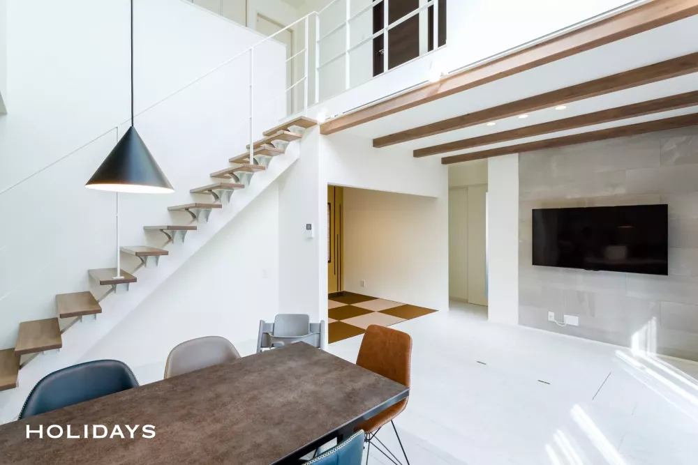 吹抜けを囲むシンプルスタイルな家