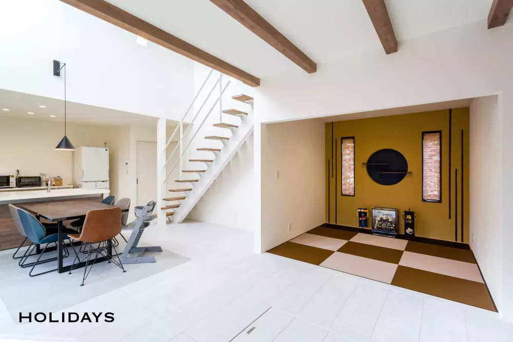 吹抜けを囲むシンプルスタイルな家