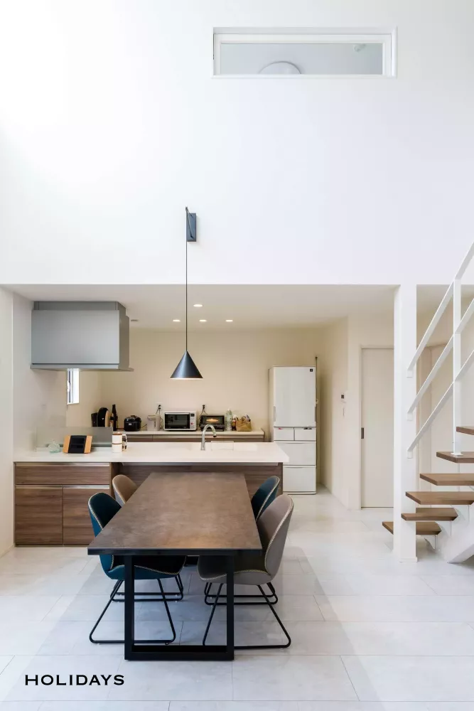 吹抜けを囲むシンプルスタイルな家