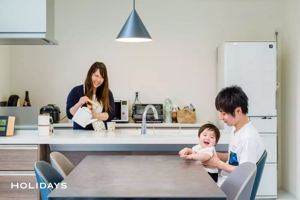 吹抜けを囲むシンプルスタイルな家