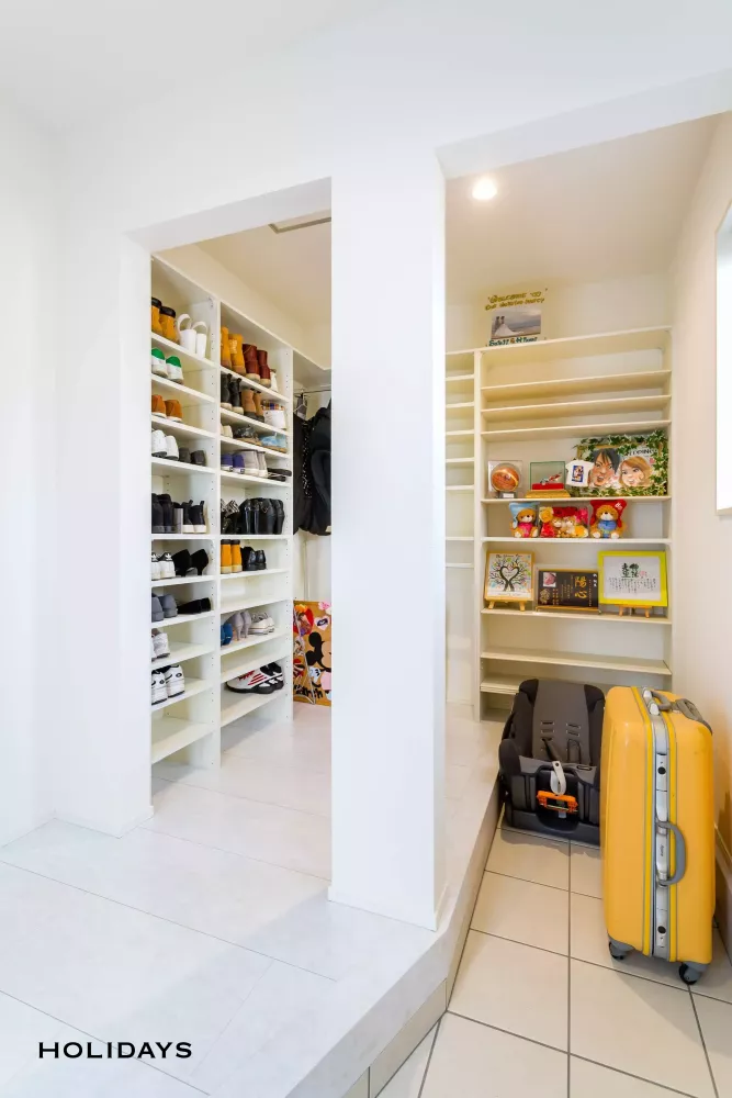 吹抜けを囲むシンプルスタイルな家