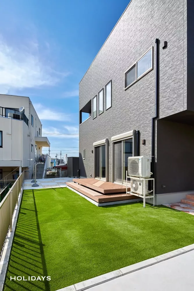 吹抜けを囲むシンプルスタイルな家