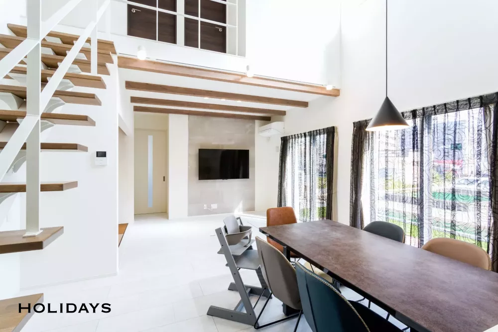 吹抜けを囲むシンプルスタイルな家